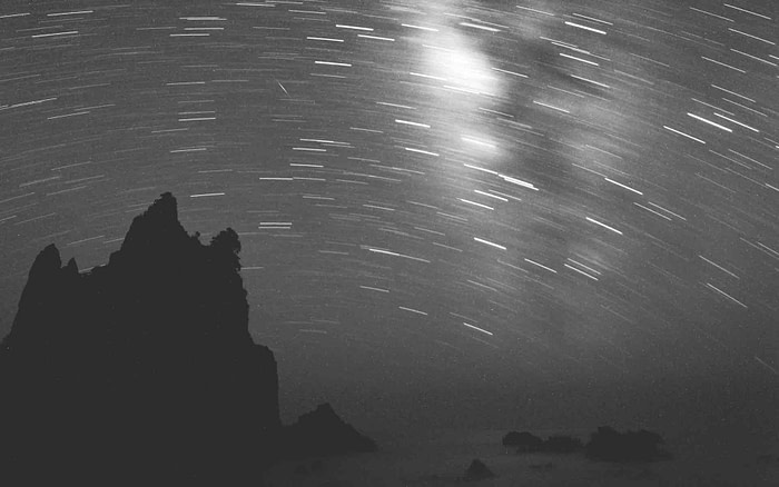 Les étoiles brillent continûment sans crainte Étoiles au dessus de la mer pour illustrer un poème d’Edith Södergran.